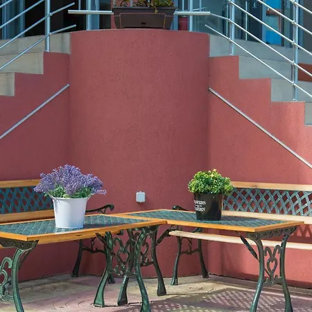 Red House Hotel *