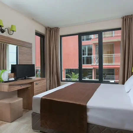 Red House Hotel *